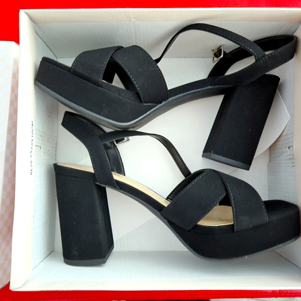🔆 NEW IN BOX Soda Size 7 Black Heels